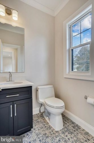 6811 Dillon Ave, Mc Lean VA 22101-4401 exterior