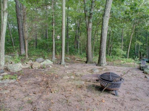 39 Tra Mart Dr, Uncasville CT  06382-1115 exterior