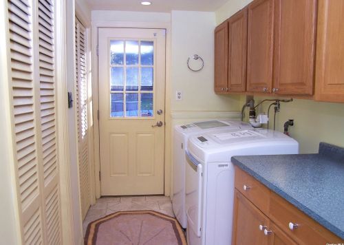 406 Throop St, Babylon NY 11704-3406 exterior