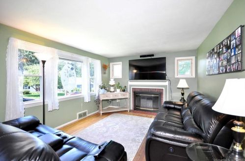 81 White St, Manchester CT 06042-3127 exterior