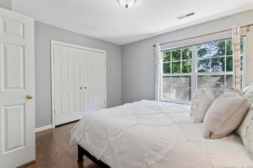 31 Lookout Hl Rd, Milford CT 06461-1878 exterior