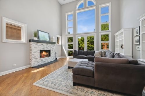 2115 Addison St, Chicago, IL 60618-6123