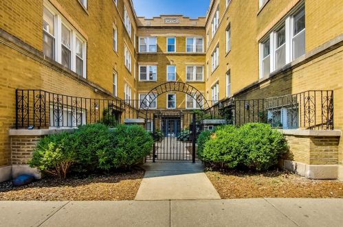 1438 Roscoe St, Chicago, IL 60657-1330