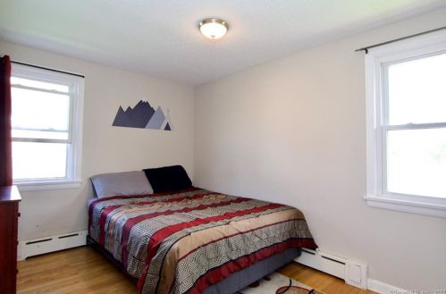 48 Spier Ave, Enfield CT 06082-4346 exterior