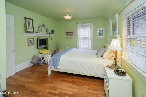 1602 Grand Ave, Kalamazoo MI 49006-4489 exterior