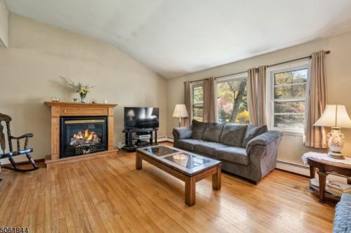 16 Hunterdon Pl, West Milford Lakes, NJ 07480-1112