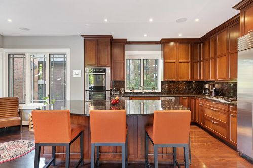 819 Castlewood Ter, Chicago IL  60640-4216 exterior