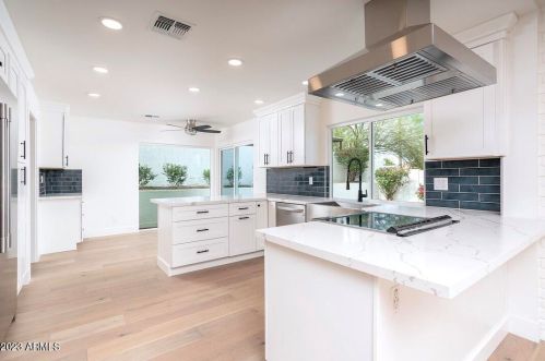 2316 Desert Cove Ave, Phoenix AZ  85028-2411 exterior