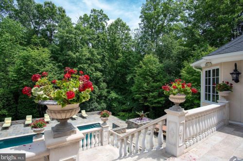 896 Alvermar Rdg Dr, Mc Lean VA 22102-1439 exterior