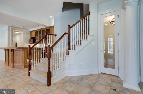 884 Alvermar Rdg Dr, Mc Lean VA 22102-1435 exterior