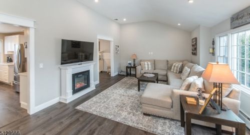 30 Stratfordshire Dr, Wantage NJ  07461-4223 exterior