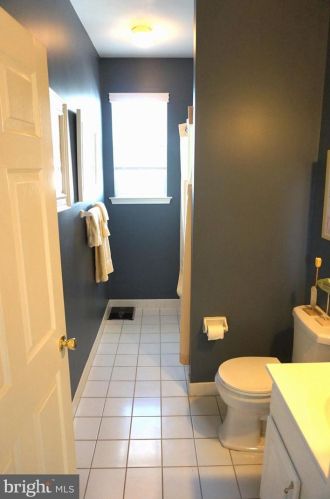 21 Fallview Ct, Trenton NJ 08690-3216 exterior