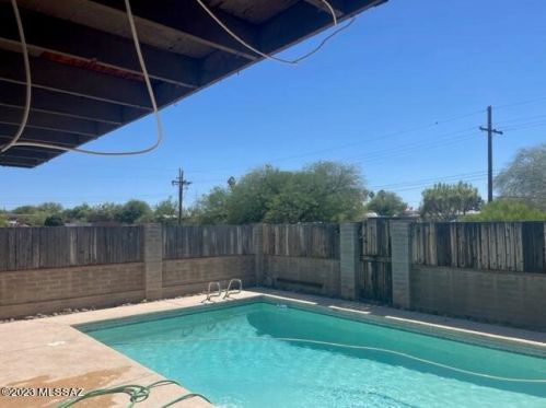 801 Camino Seco, Tucson AZ 85710-1707 exterior