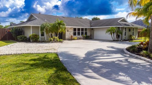 2471 Shell Ave, Fort Pierce FL  34952-6857 exterior