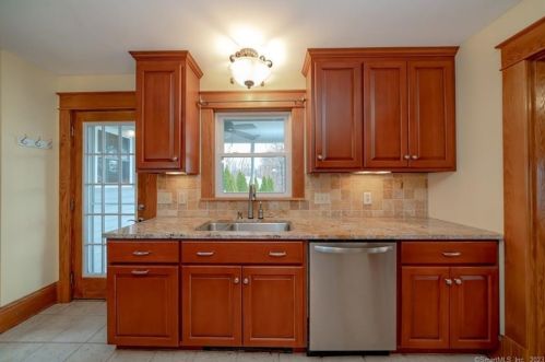 6 Harris St, Enfield CT 06082 exterior