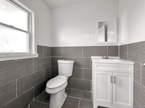 19433 22 Mile Rd, Macomb Township MI 48044-1706 exterior