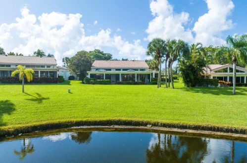 9 Hampshire Ln, Boynton Beach FL 33436-7414 exterior