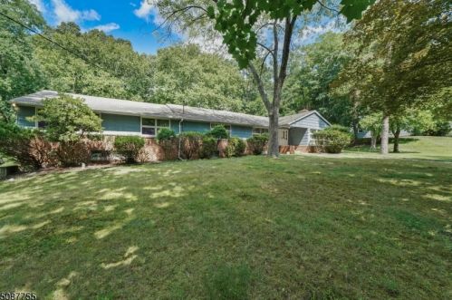 1541 Ashbrook Dr, Scotch Plains, NJ 07076-2801