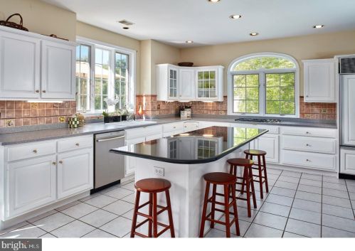 542 Newtown Rd, Berwyn PA 19312-2018 exterior