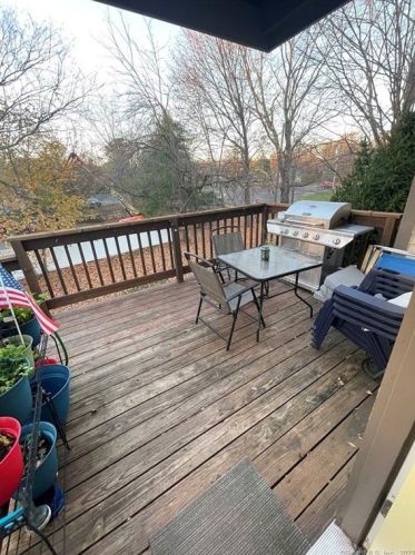 89 Old Broadway, North Haven CT 06473-1606 exterior