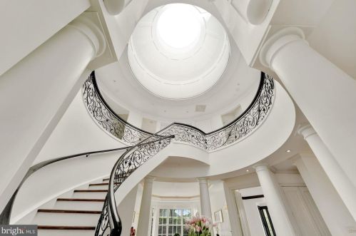 9318 Cranford Dr, Rockville MD 20854-2231 exterior