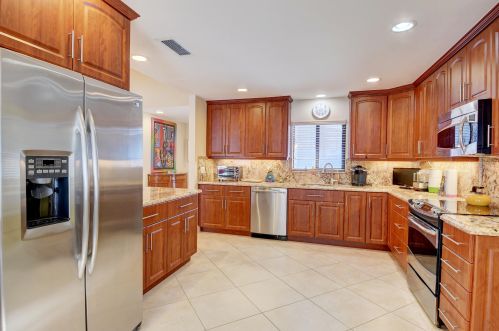 30 Gln Dr, Boynton Beach FL 33436-6208 exterior