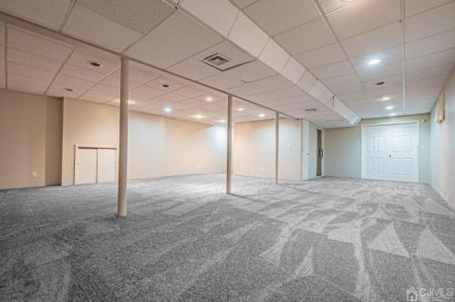 6 Sarah Ct, Edison NJ 08817-2288 exterior