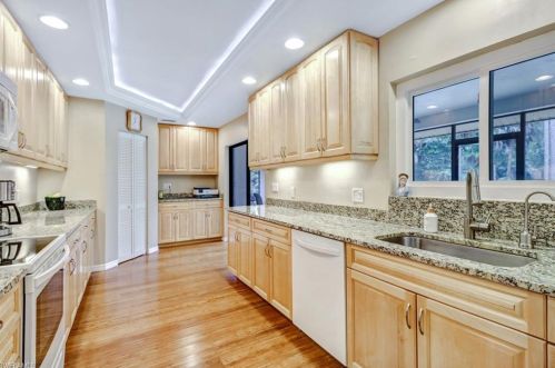 6010 Hidden Oaks Ln, Naples FL 34119-1137 exterior