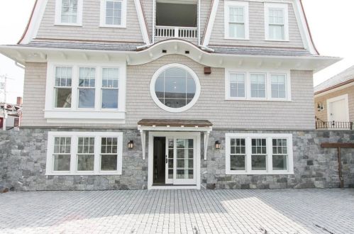 15 High St, Middletown, RI 02840-3158