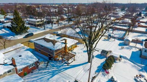 828 Stratford Ave, Elmhurst IL 60126-4651 exterior