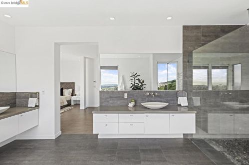 1560 Grand View Dr, Berkeley CA 94705-1637 exterior