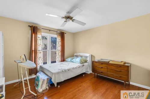 73 Laurel Holw Ct, Edison NJ 08820-1043 exterior