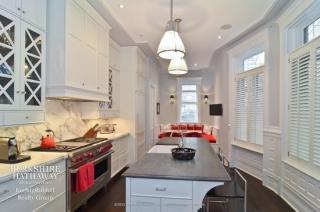 1302 Ritchie Ct, Chicago IL  60610-2115 exterior