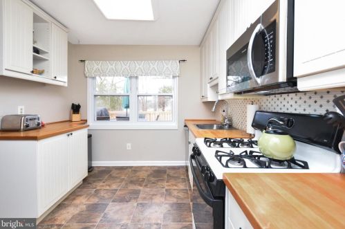 3010 Marl Pat Dr, Alexandria VA 22310-2219 exterior