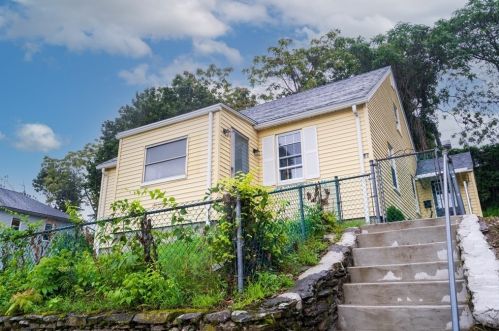 17 Ives St, Worcester MA  01603-2614 exterior