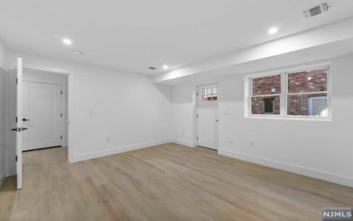 152 Morningside Ln, Palisades Park NJ 07650-1918 exterior