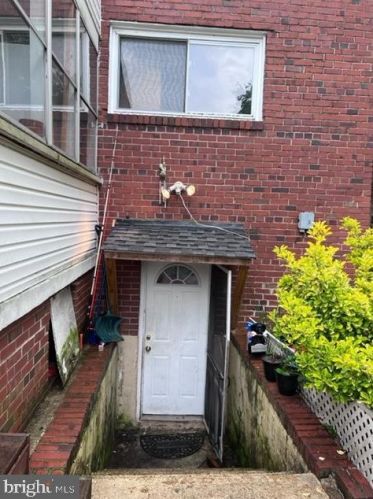 2824 James Dr, Alexandria VA 22303-1338 exterior