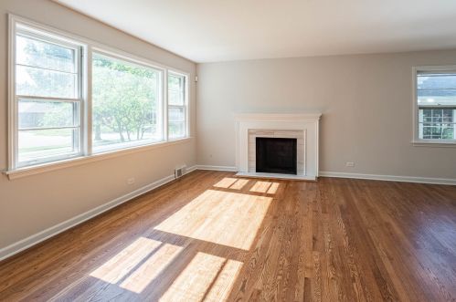 562 Hillcrest Ave, Elmhurst, IL 60126-4146