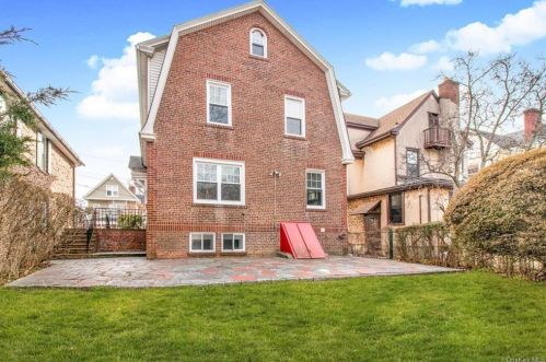 251 239 St, Bronx NY 10470-1811 exterior