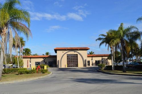 275 Cays Dr, Naples FL 34114-9673 exterior