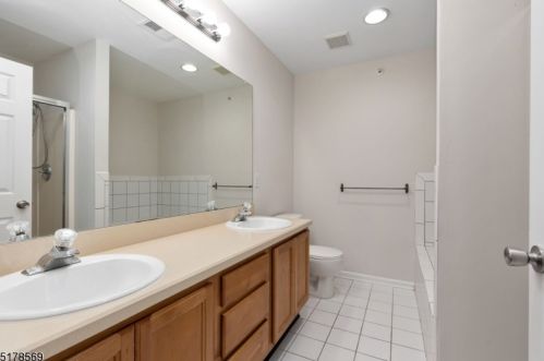 1006 Robin Ct, Green Brook NJ 08812-1737 exterior