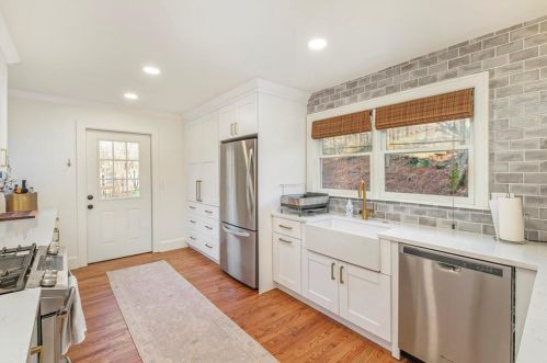 1056 Country Ln, Atlanta GA 30324-4519 exterior