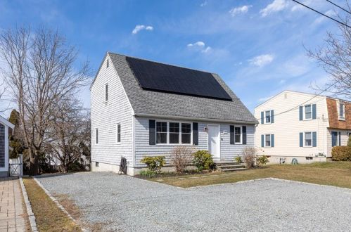 180 Center Ave, Middletown, RI 02842-6004