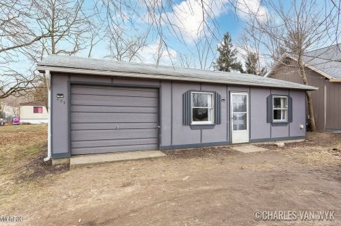 305 Jones St, Grant MI 49327-9143 exterior