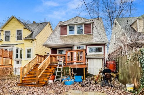 1832 Estes Ave, Chicago IL 60645-2904 exterior