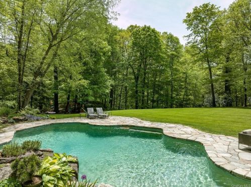 17 Tallwoods Rd, Armonk NY 10504-1020 exterior