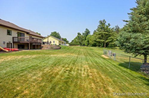 7497 Sunview Dr, Grand Rapids MI 49548-7382 exterior