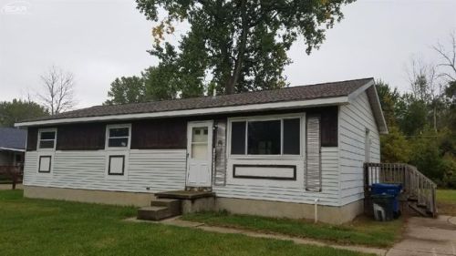 493 Birch Rd, Vassar, MI 48768-9671