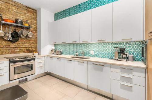 832 Wolfram St, Chicago IL 60657-5108 exterior