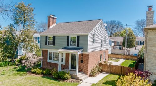 5926 Santa Monica Blvd, Milwaukee, WI 53217-4618